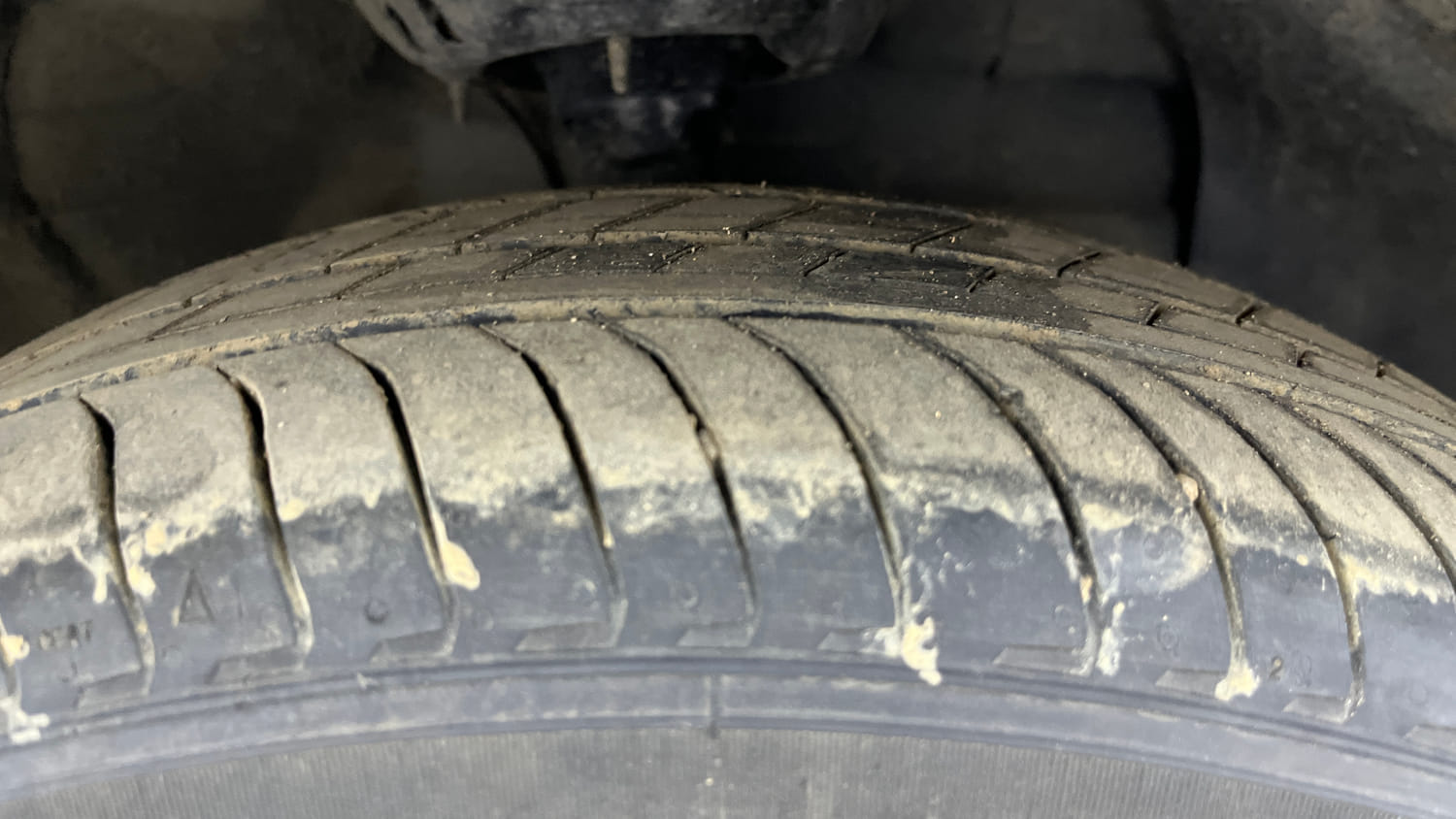 Used 2025 Hyundai Exter SX (O) Connect 1.2 AMT Dual Tone Petrol Automatic tyres RIGHT FRONT TYRE TREAD VIEW