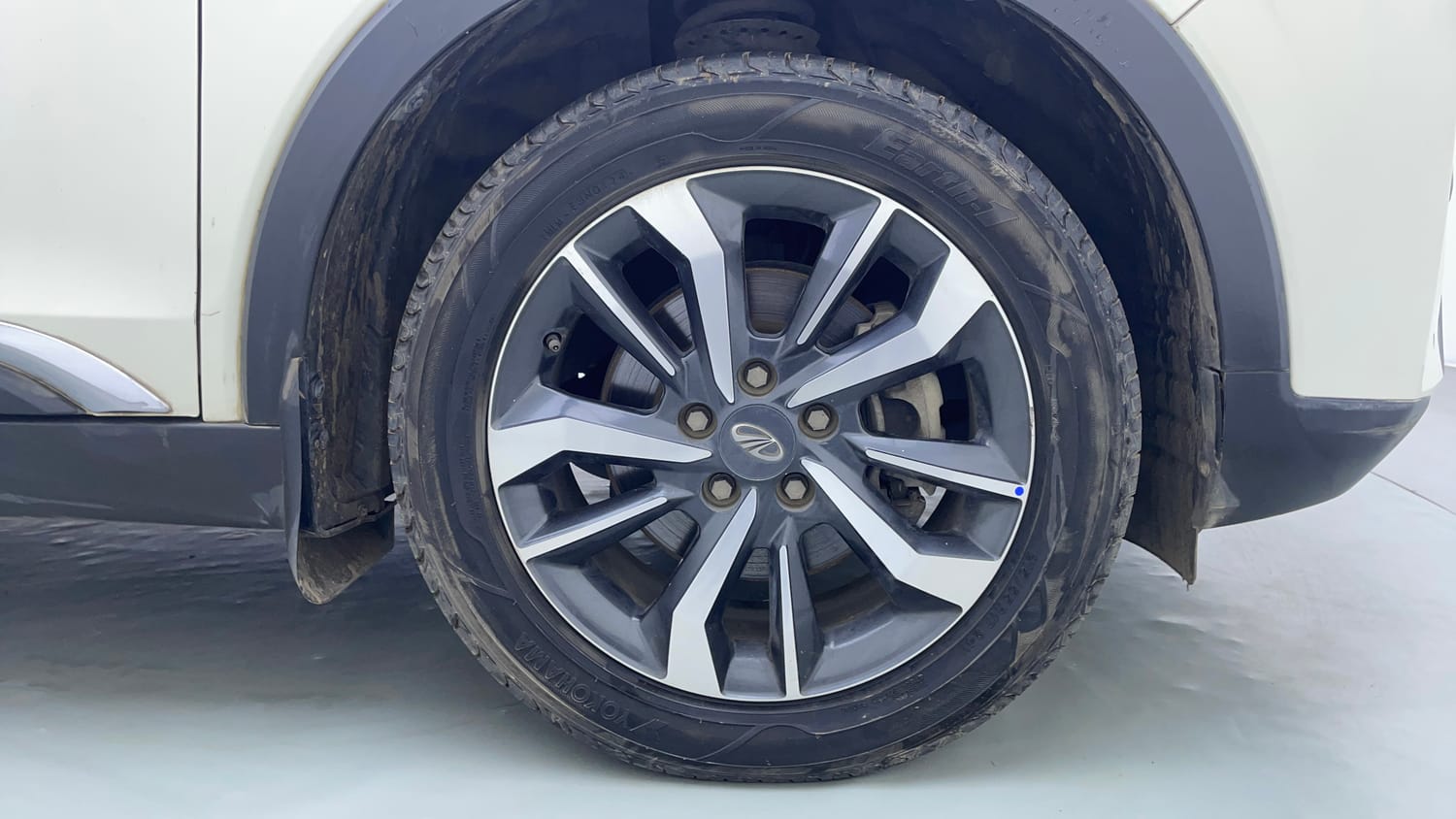 Used 2021 Mahindra XUV 300 W8 (O) 1.2 Petrol AMT Petrol Automatic tyres RIGHT FRONT TYRE RIM VIEW