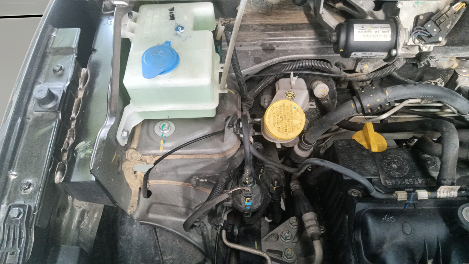 Used 2025 Renault Kwid RXT 1.0L Petrol Manual engine ENGINE RIGHT SIDE HINGE & APRON VIEW