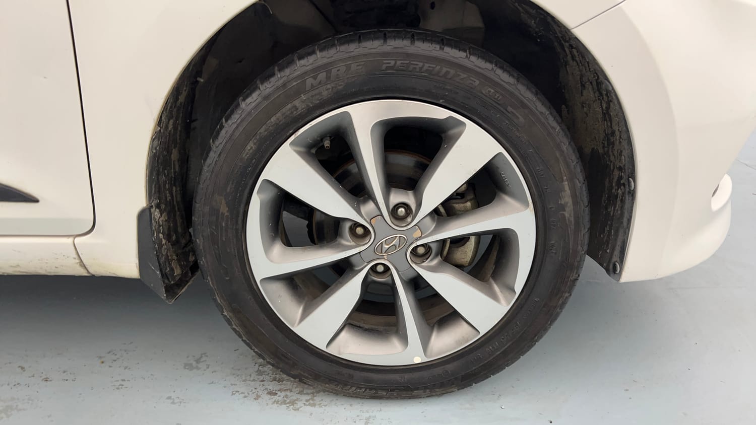 Used 2016 Hyundai Elite i20 Asta 1.2 Petrol Manual tyres RIGHT FRONT TYRE RIM VIEW