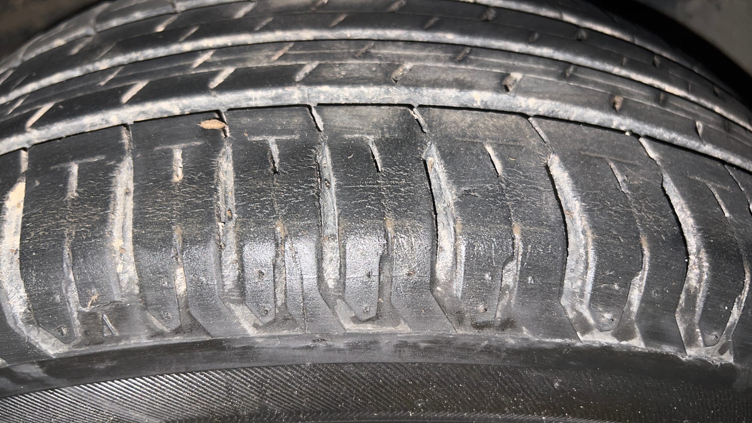 Used 2022 Hyundai Verna S Plus 1.5 VTVT Petrol Manual tyres RIGHT FRONT TYRE TREAD VIEW