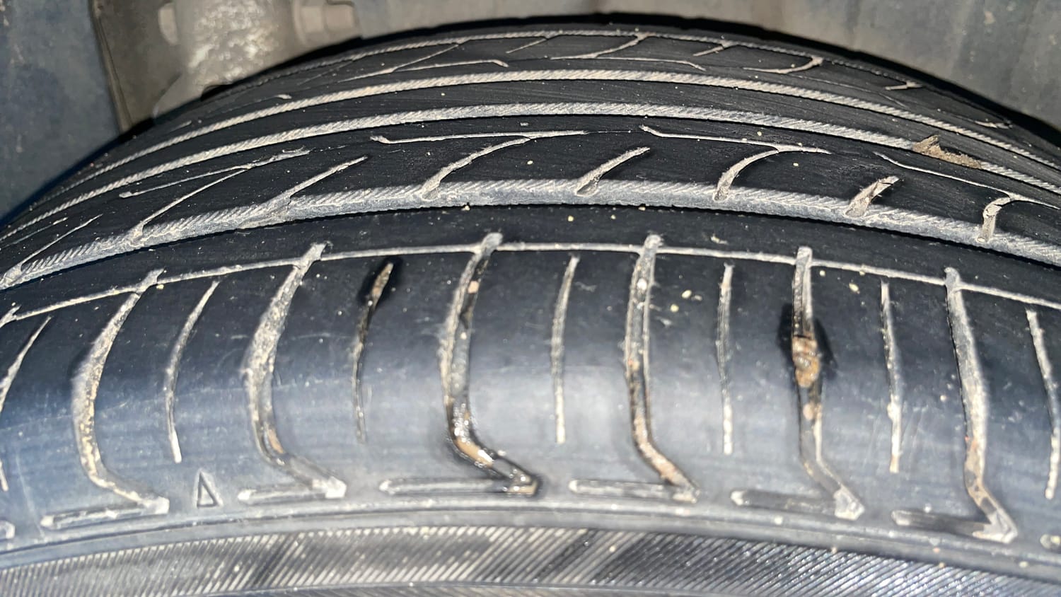 Used 2021 Mahindra XUV 300 W8 (O) 1.2 Petrol AMT Petrol Automatic tyres LEFT REAR TYRE TREAD VIEW
