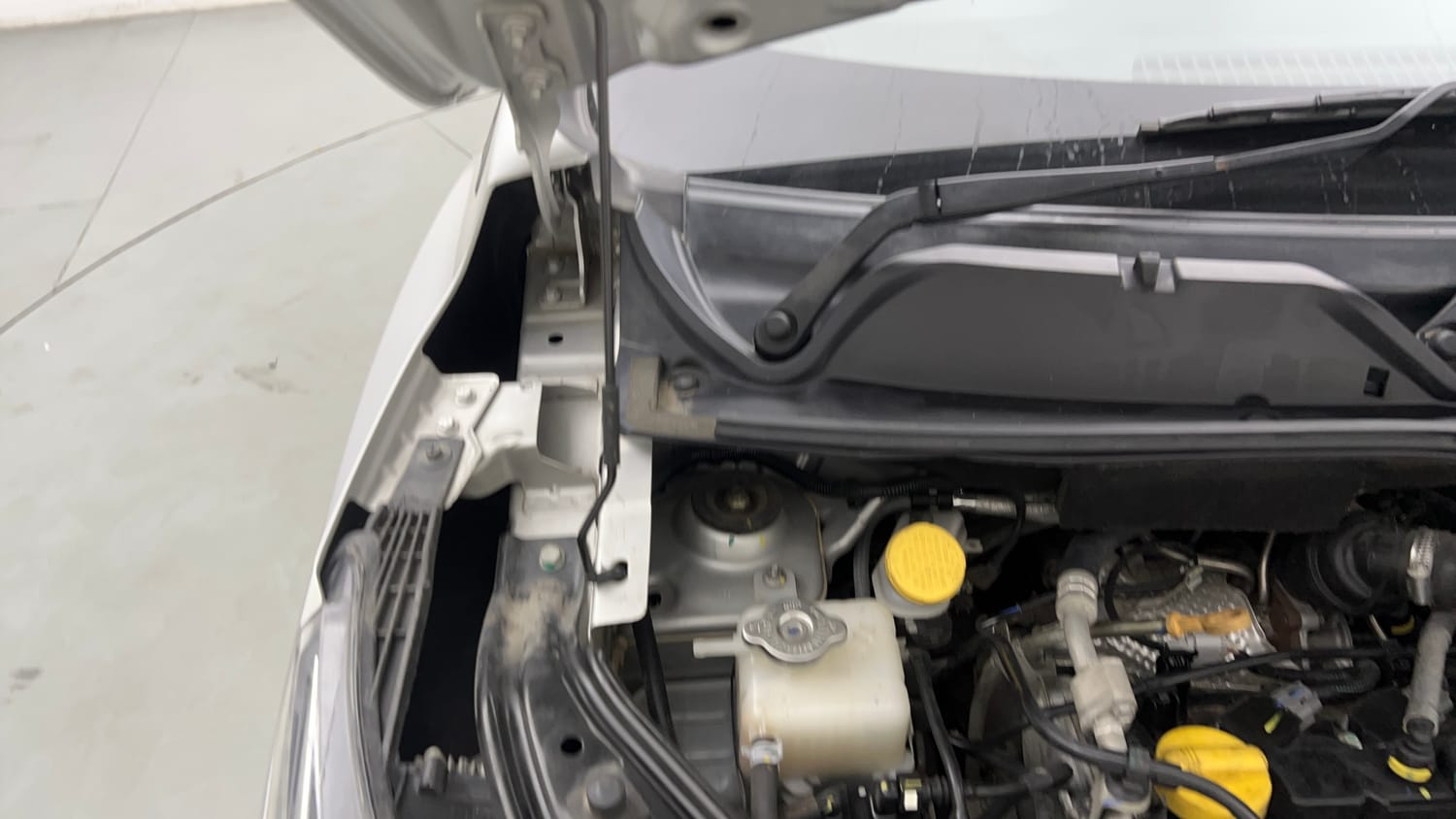Used 2021 Nissan Magnite XV Premium Turbo Petrol Manual engine ENGINE RIGHT SIDE HINGE & APRON VIEW