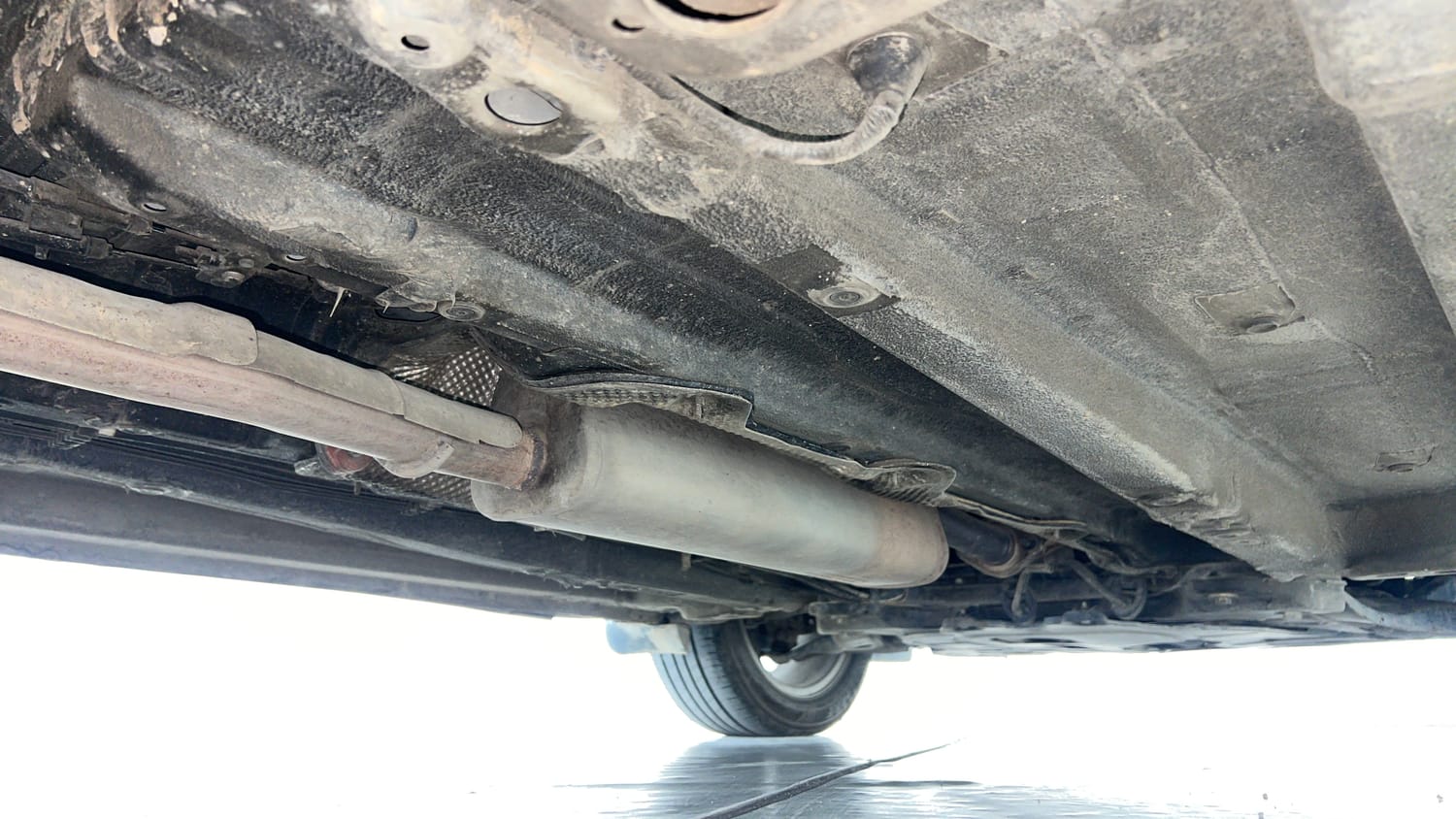 Used 2021 Mahindra XUV 300 W8 (O) 1.2 Petrol Petrol Manual extra REAR RIGHT UNDERBODY VIEW