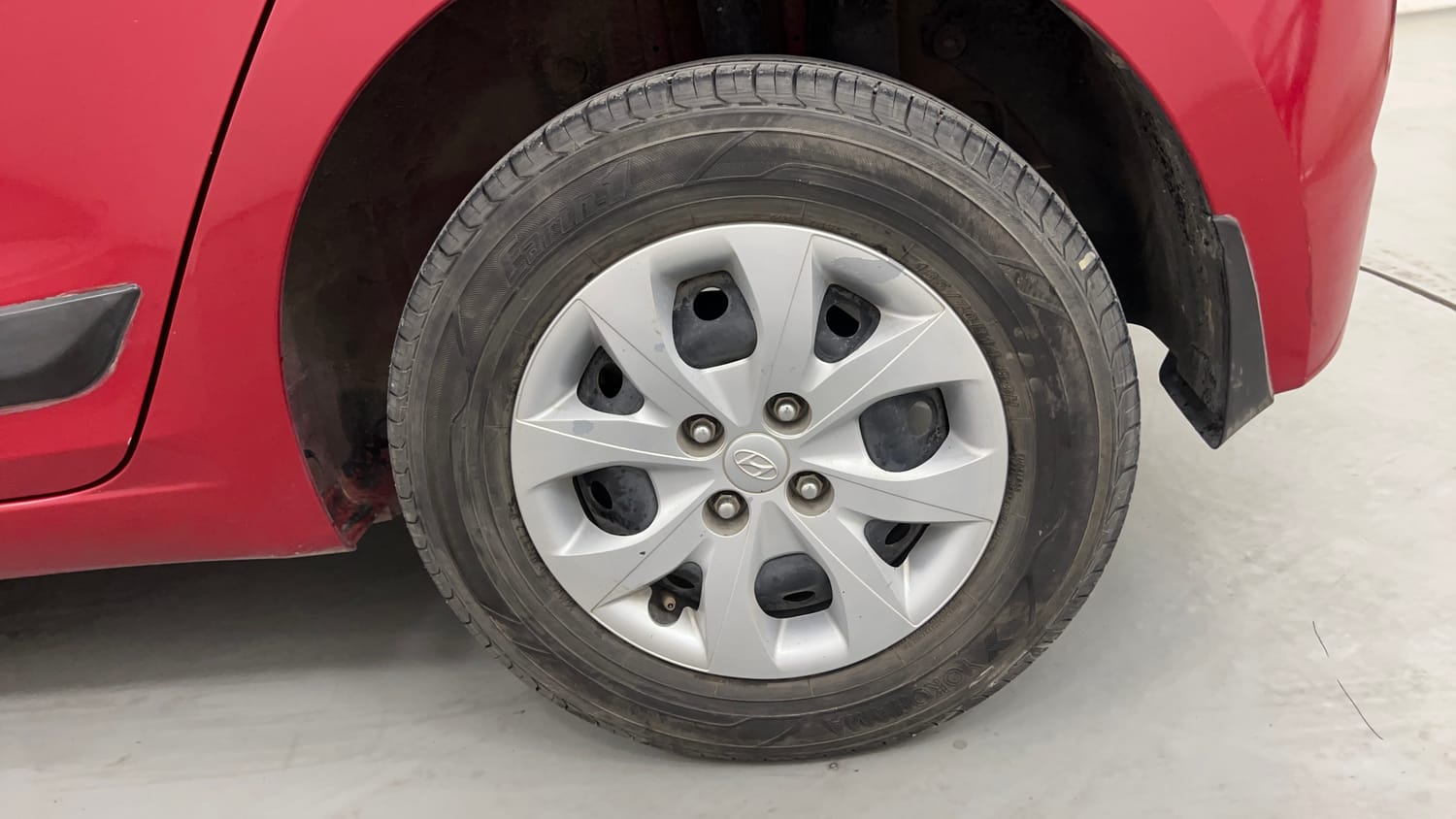 Used 2018 Hyundai Elite i20 Magna Executive 1.2 Petrol Manual tyres LEFT REAR TYRE RIM VIEW
