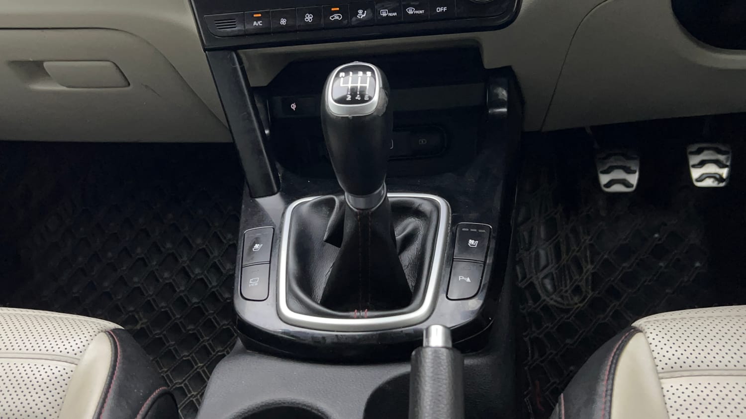 Used 2020 Kia Seltos GTX Plus 1.4 Petrol Manual interior GEAR  KNOB VIEW