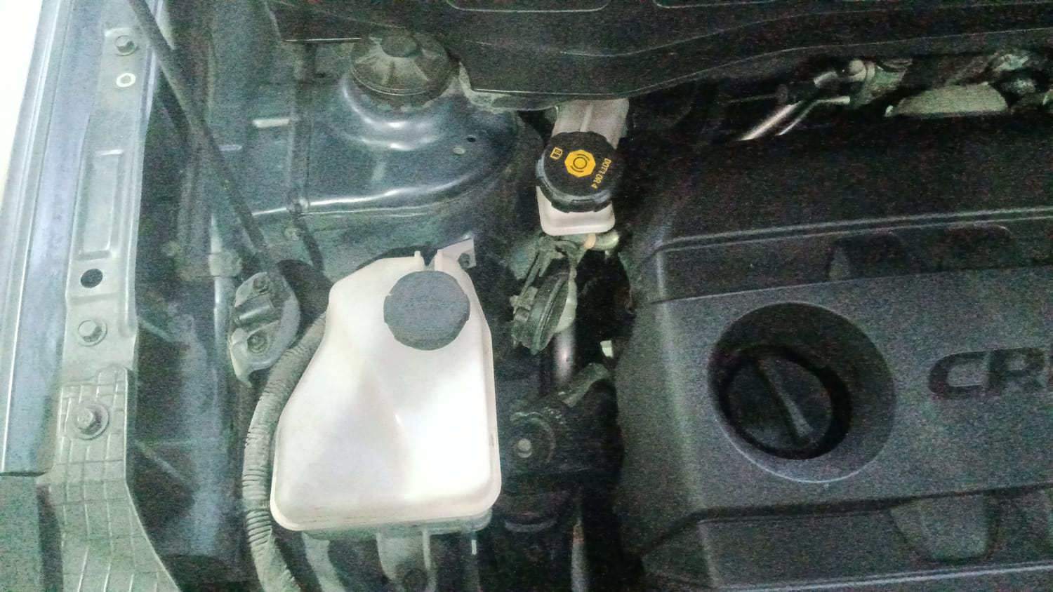 Used 2019 Hyundai Venue SX 1.4 (O) CRDi Diesel Manual engine ENGINE RIGHT SIDE HINGE & APRON VIEW