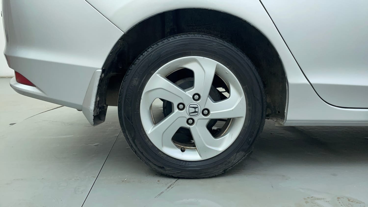 Used 2016 Honda City VX (O) MT Diesel Diesel Manual tyres RIGHT REAR TYRE RIM VIEW