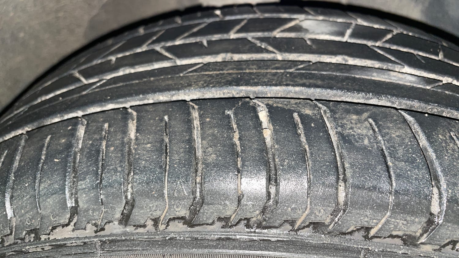 Used 2024 Hyundai i20 Sportz (O) 1.2 IVT Petrol Automatic tyres RIGHT FRONT TYRE TREAD VIEW
