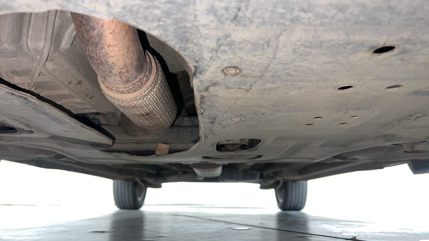 Used 2021 Mahindra XUV 300 W8 (O) 1.2 Petrol Petrol Manual extra FRONT LEFT UNDERBODY VIEW