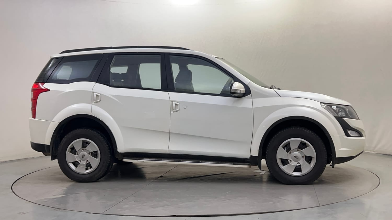 Used 2018 Mahindra XUV500 W6 Diesel Manual exterior RIGHT SIDE VIEW