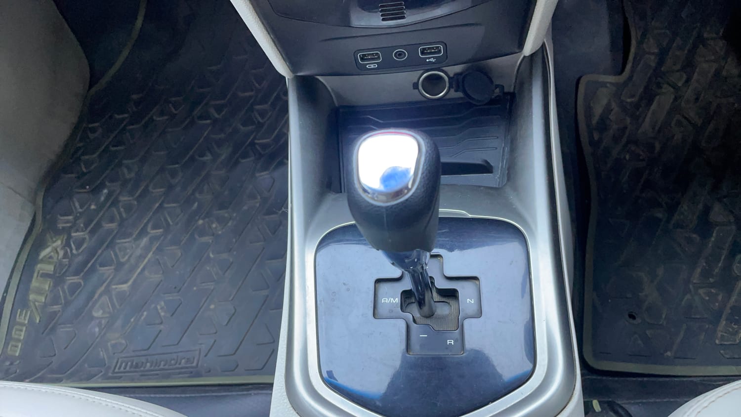 Used 2021 Mahindra XUV 300 W8 (O) 1.2 Petrol AMT Petrol Automatic interior GEAR  KNOB VIEW