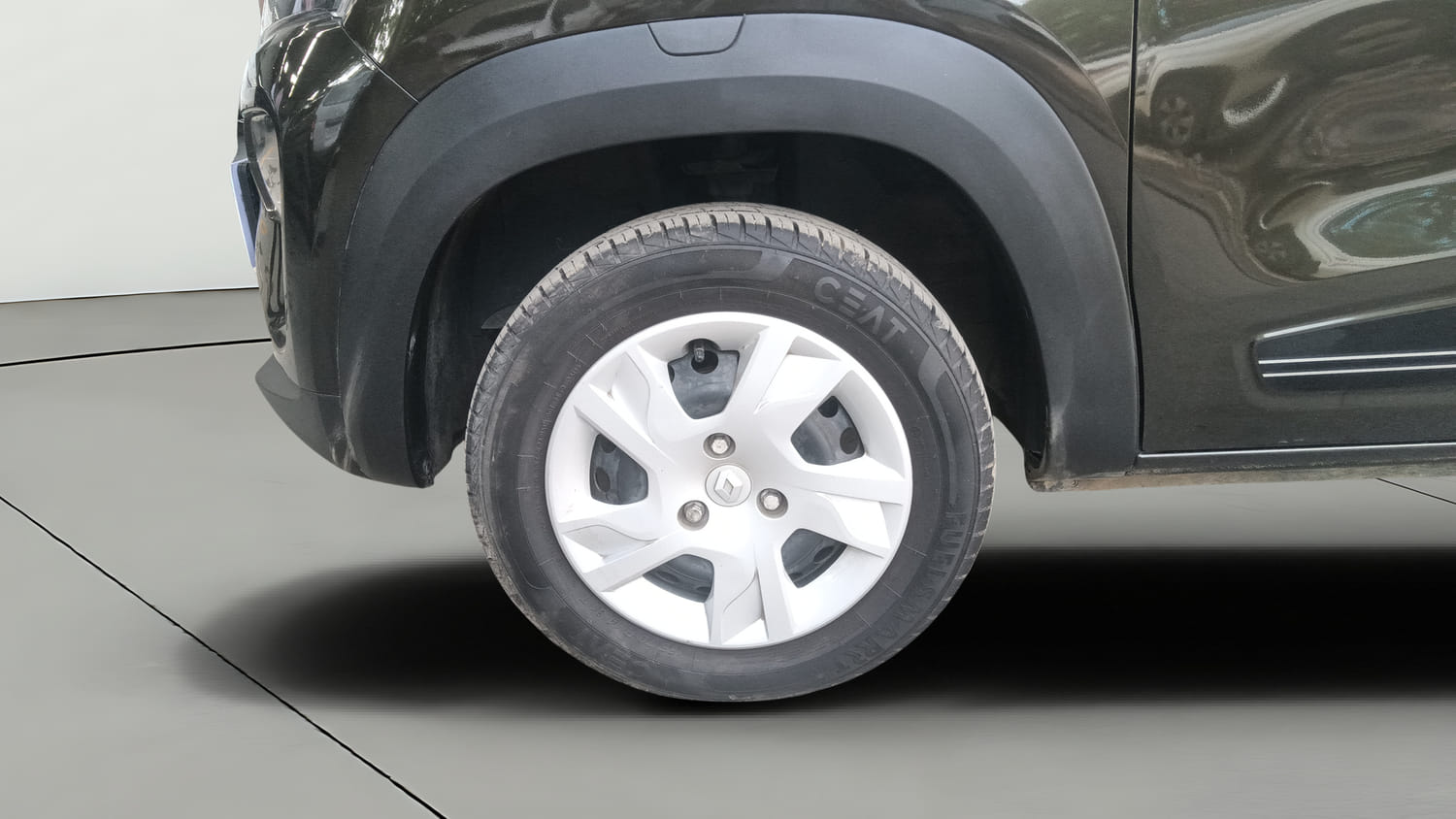 Used 2025 Renault Kwid RXT 1.0L Petrol Manual tyres LEFT FRONT TYRE RIM VIEW