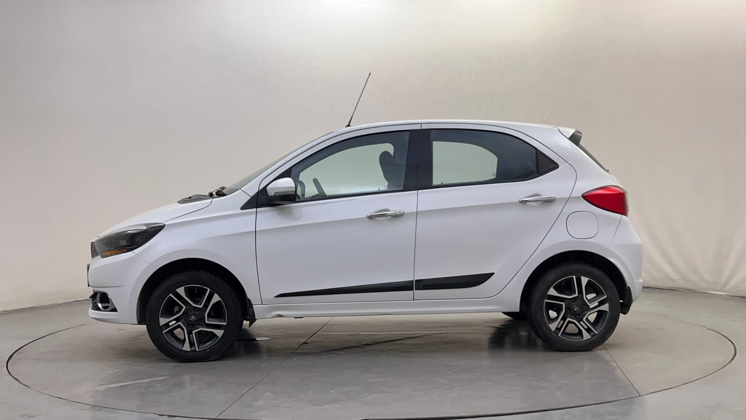 Used 2019 Tata Tiago Revotron XZ Plus Petrol Manual exterior LEFT SIDE VIEW