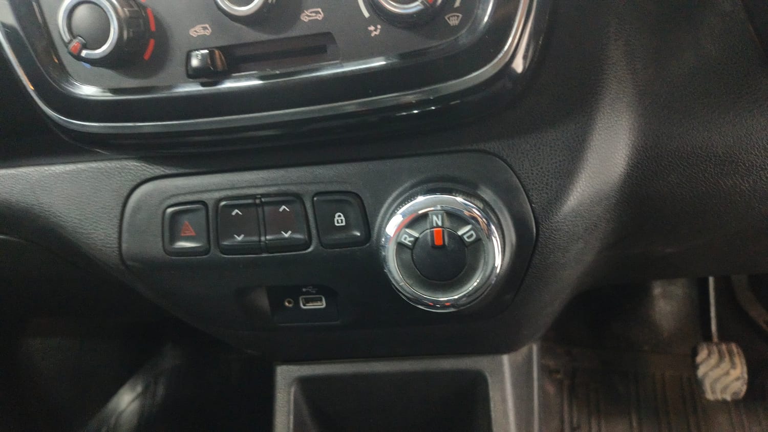 Used 2019 Renault Kwid 1.0 RXT AMT Petrol Automatic interior GEAR  KNOB VIEW