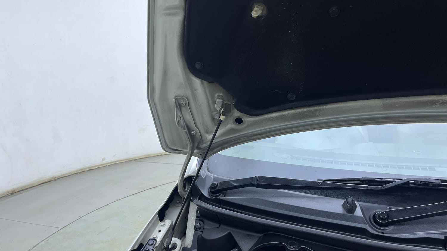 Used 2017 Maruti Suzuki Ertiga VXI Petrol Manual engine ENGINE RIGHT SIDE HINGE & APRON VIEW