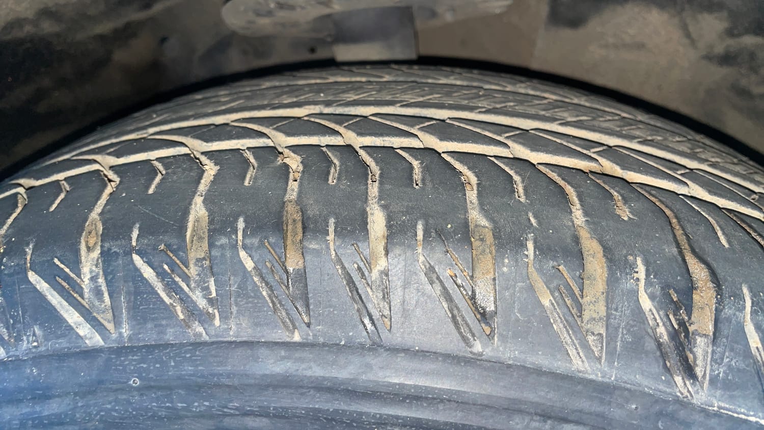 Used 2021 Mahindra XUV700 AX 7 Petrol AT Luxury Pack 7 STR Petrol Automatic tyres RIGHT FRONT TYRE TREAD VIEW