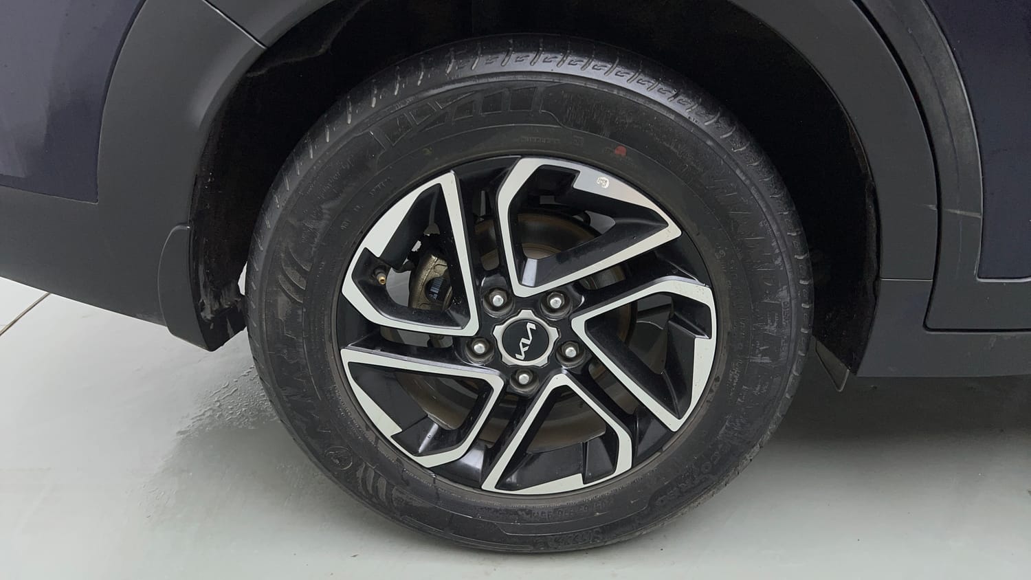 Used 2022 Kia Carens Prestige Plus 1.4 Petrol DCT 7 STR Petrol Automatic tyres RIGHT REAR TYRE RIM VIEW