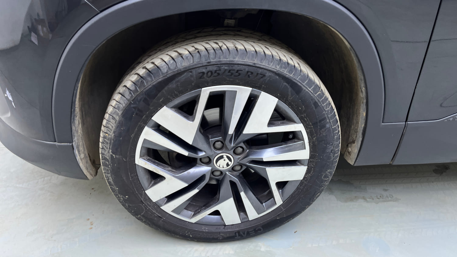 Used 2025 Skoda Kylaq Prestige AT Petrol Automatic tyres LEFT FRONT TYRE RIM VIEW