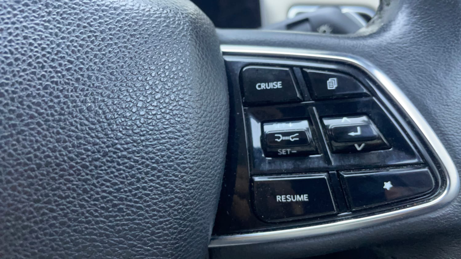 Used 2021 Mahindra XUV700 AX 7 Petrol AT Luxury Pack 7 STR Petrol Automatic top_features Cruise control