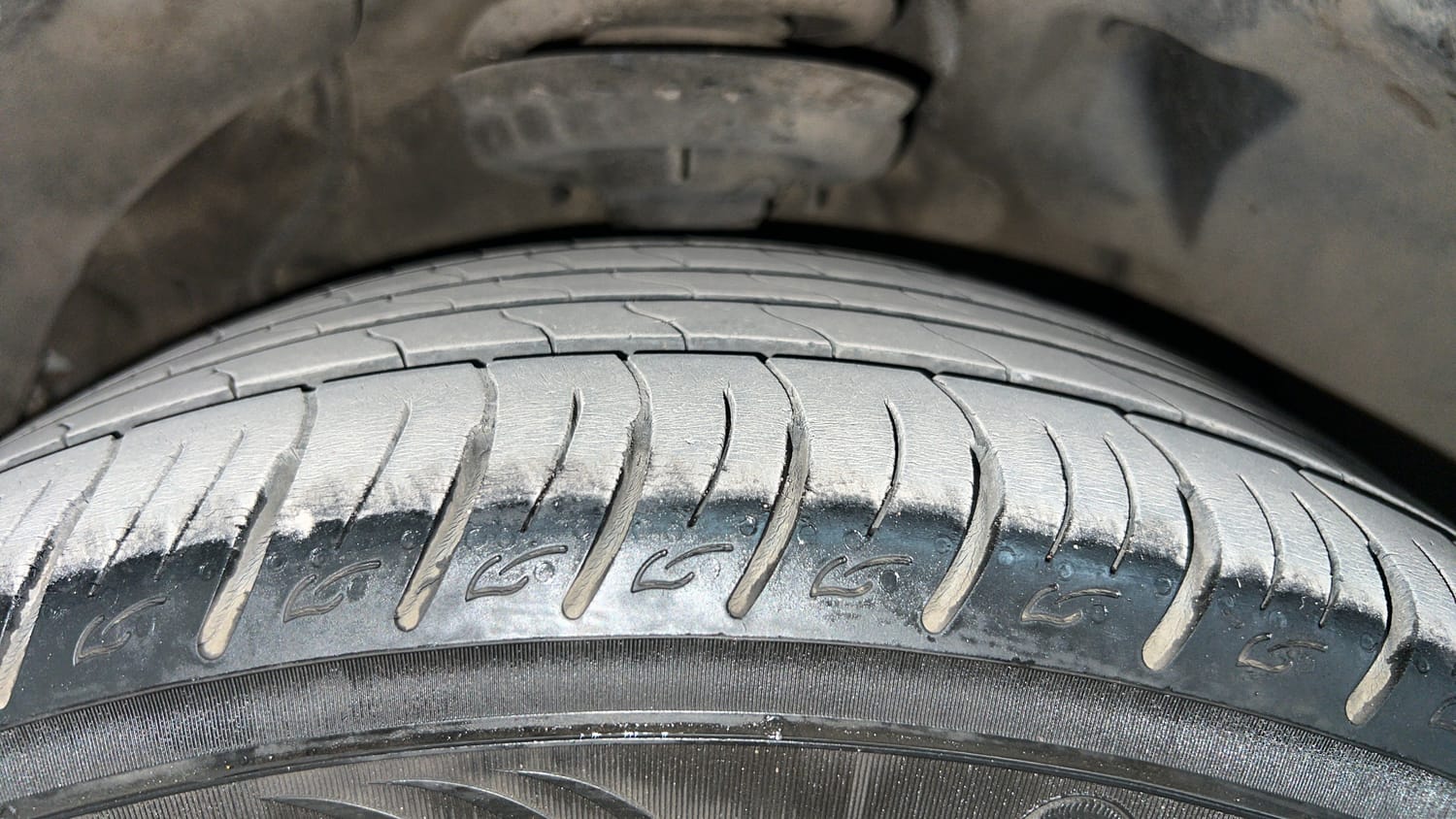 Used 2021 Mahindra XUV 300 W8 (O) 1.2 Petrol Petrol Manual tyres LEFT FRONT TYRE TREAD VIEW