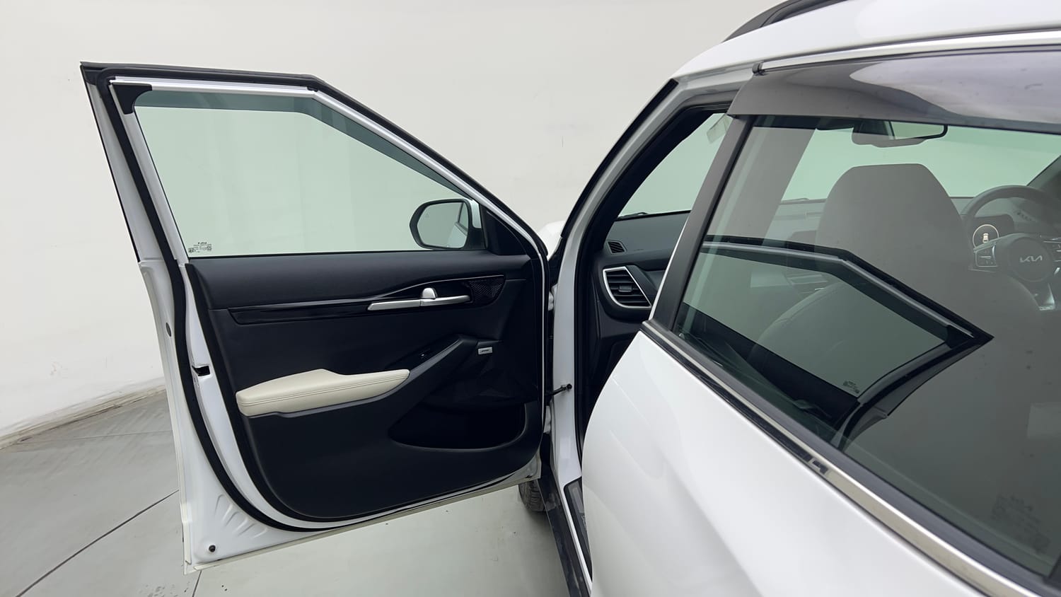 Used 2025 Kia Seltos GTX Plus 1.5 Turbo Petrol DCT Petrol Automatic interior LEFT FRONT DOOR OPEN VIEW