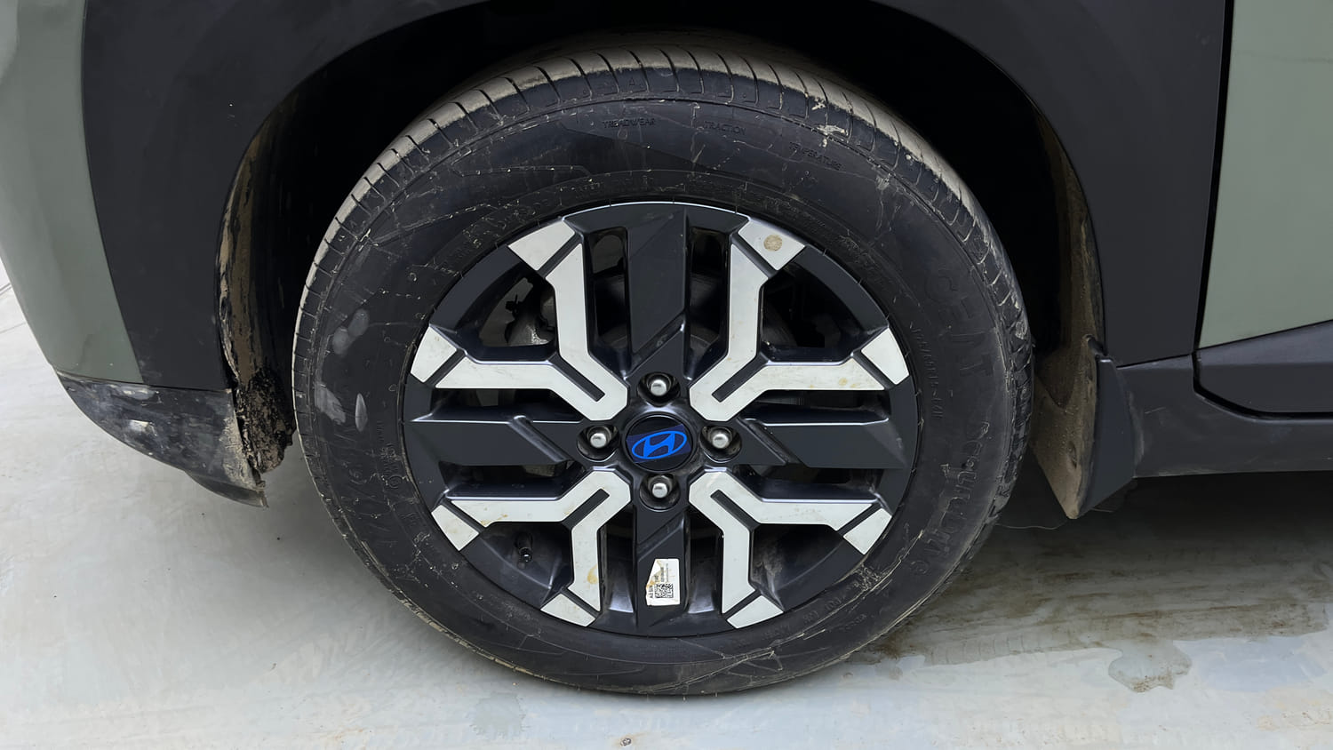 Used 2025 Hyundai Exter SX (O) Connect 1.2 AMT Dual Tone Petrol Automatic tyres LEFT FRONT TYRE RIM VIEW