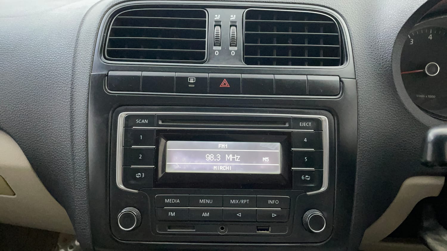 Used 2013 Volkswagen Polo Comfortline 1.2L (P) Petrol Manual top_features Integrated (in-dash) music system