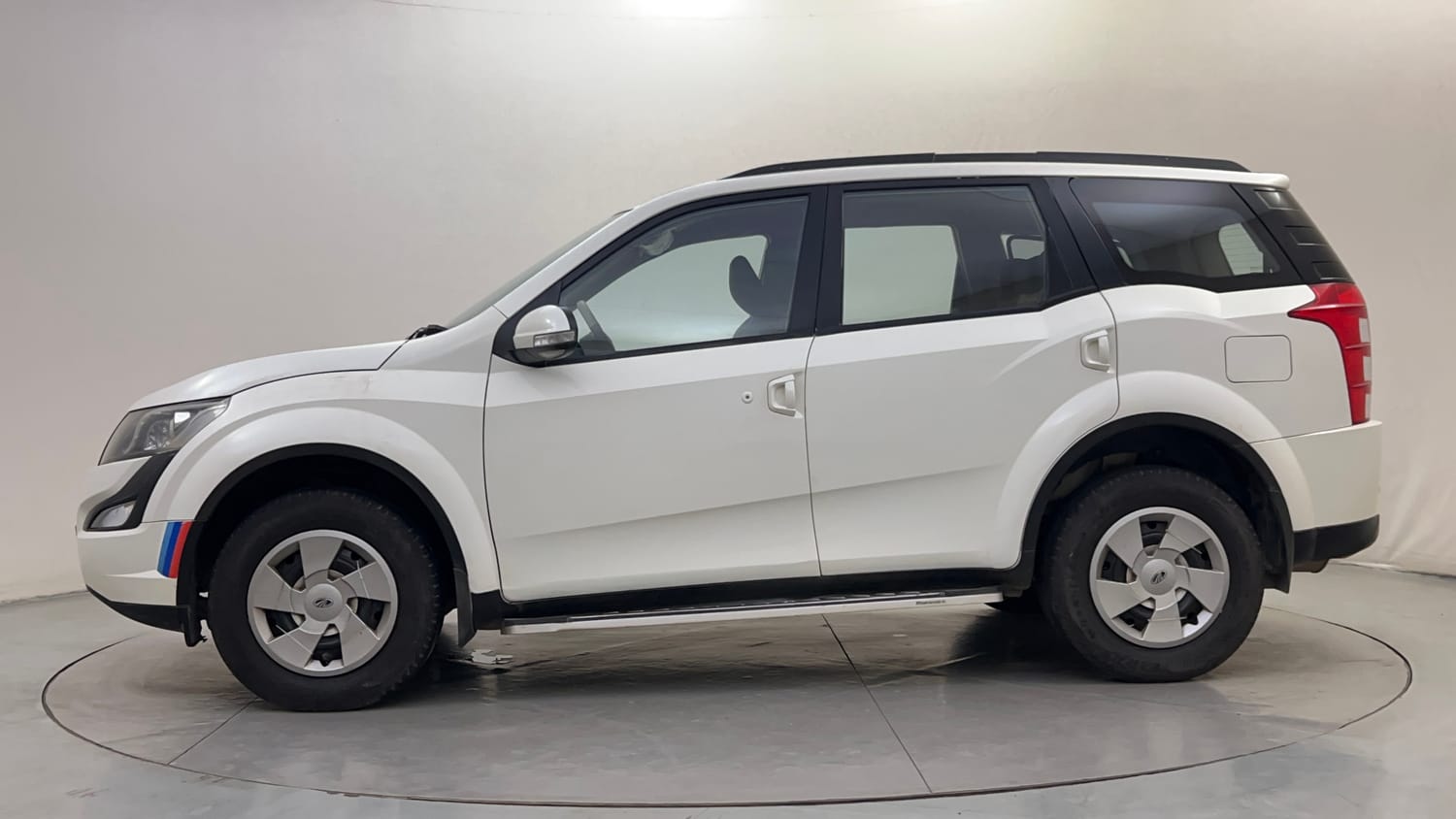 Used 2018 Mahindra XUV500 W6 Diesel Manual exterior LEFT SIDE VIEW