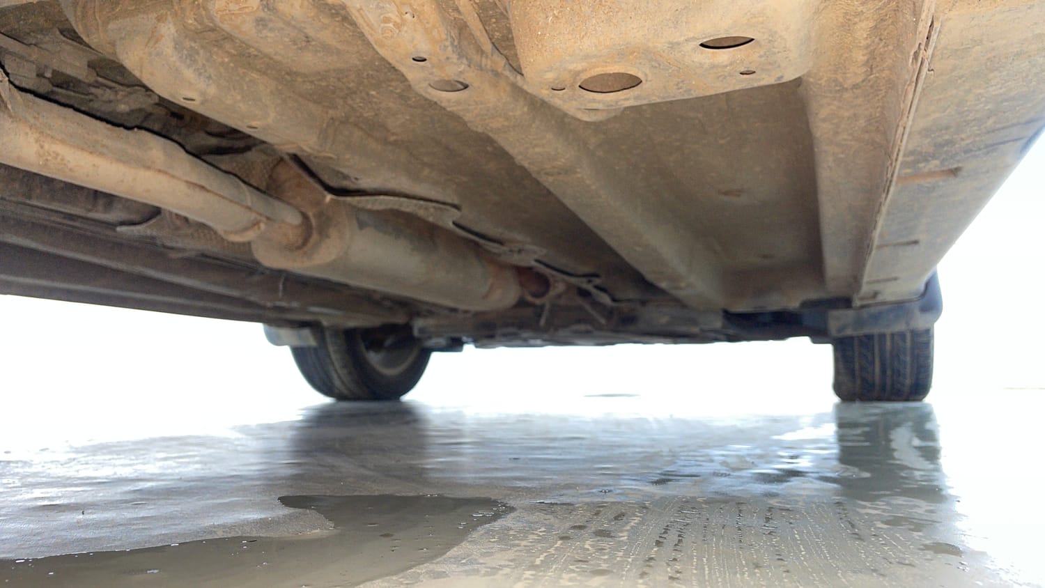 Used 2021 Mahindra XUV 300 W8 (O) 1.2 Petrol AMT Petrol Automatic extra REAR RIGHT UNDERBODY VIEW