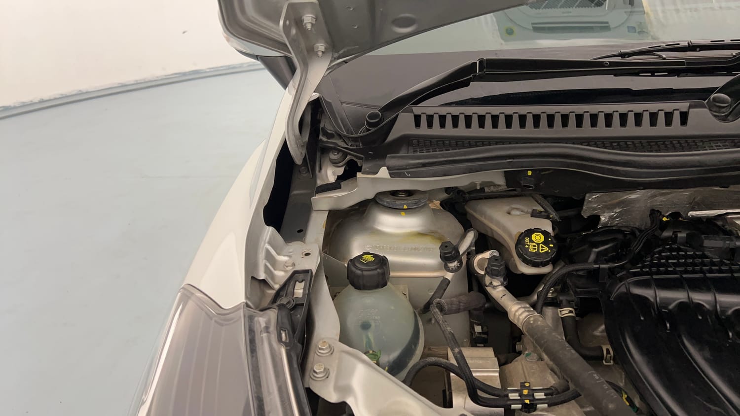 Used 2021 Nissan Kicks XV 1.5 Petrol Manual engine ENGINE RIGHT SIDE HINGE & APRON VIEW
