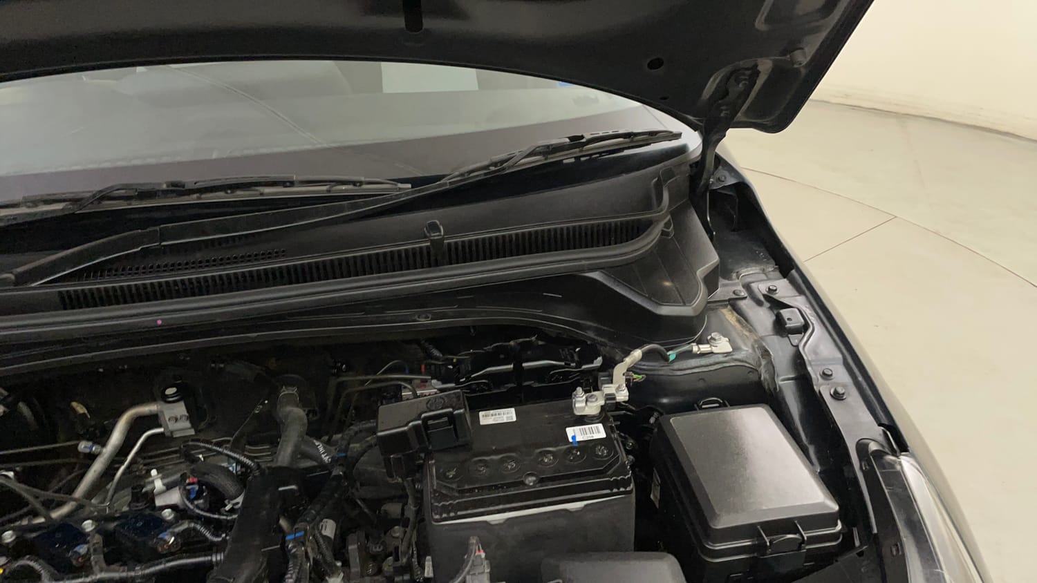Used 2024 Hyundai i20 Sportz (O) 1.2 IVT Petrol Automatic engine ENGINE LEFT SIDE HINGE & APRON VIEW