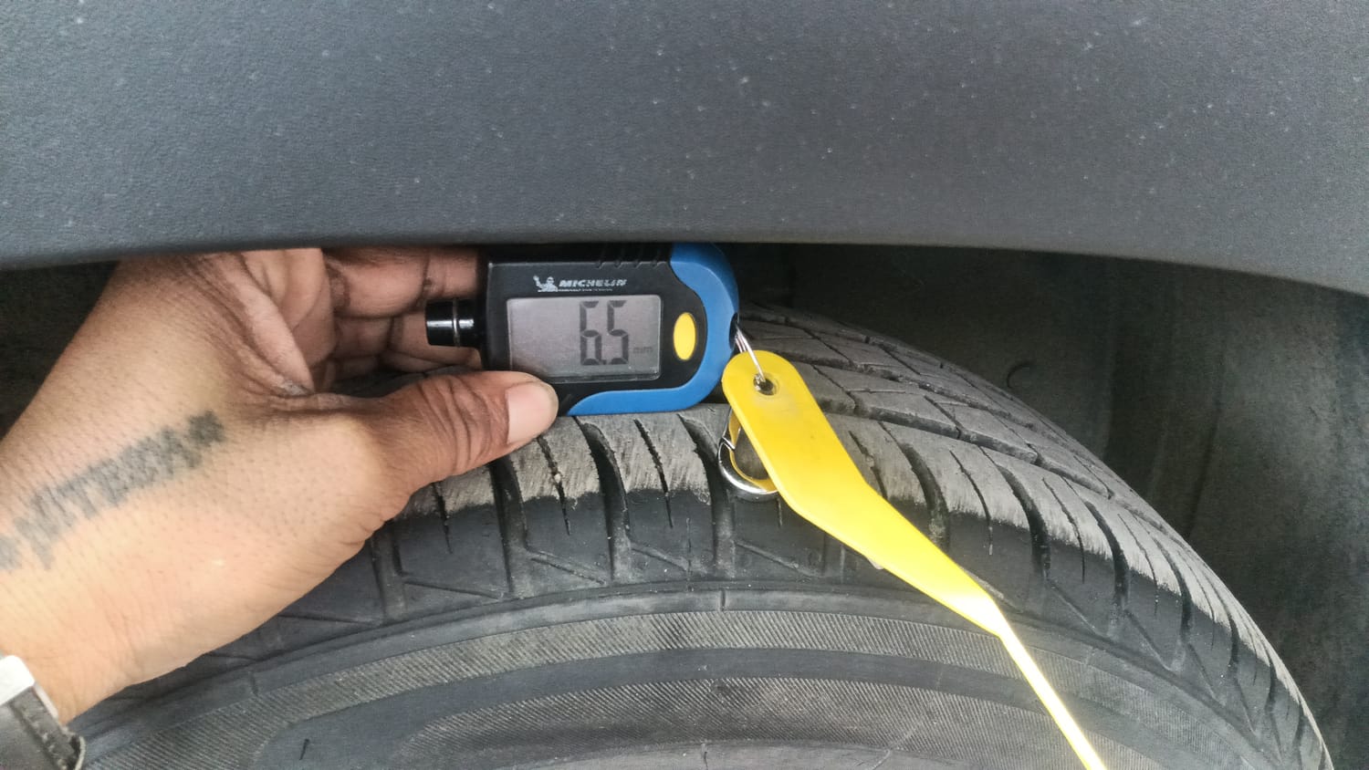 Used 2025 Renault Kwid RXT 1.0L Petrol Manual tyres RIGHT FRONT TYRE TREAD VIEW