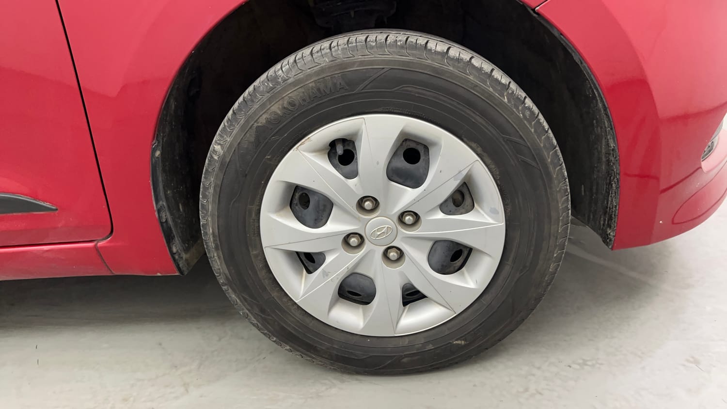 Used 2018 Hyundai Elite i20 Magna Executive 1.2 Petrol Manual tyres RIGHT FRONT TYRE RIM VIEW