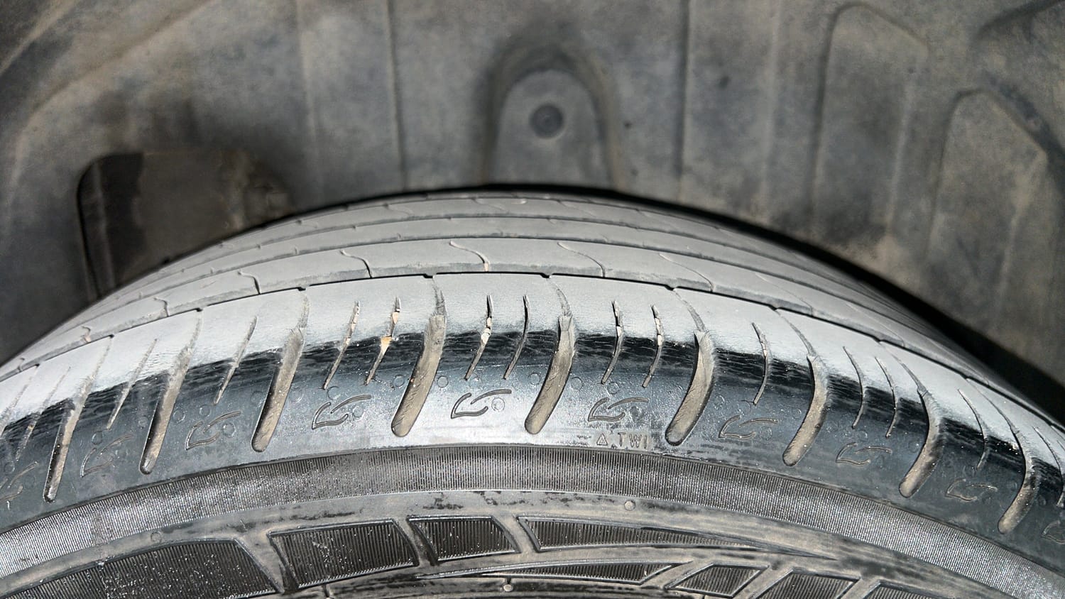 Used 2021 Mahindra XUV 300 W8 (O) 1.2 Petrol Petrol Manual tyres LEFT REAR TYRE TREAD VIEW