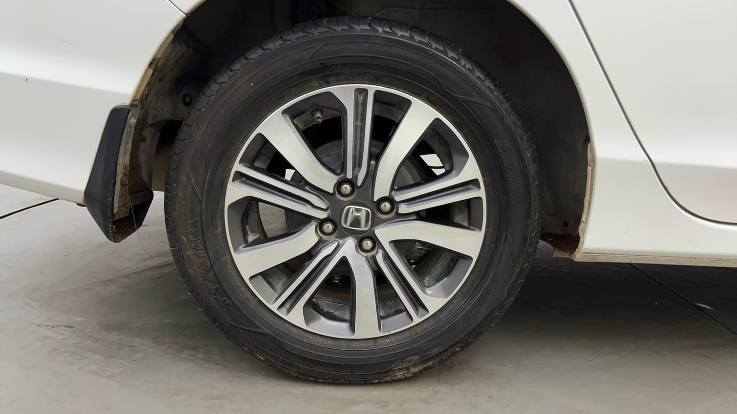 Used 2022 Honda City 4th Generation V Petrol Petrol Manual tyres RIGHT REAR TYRE RIM VIEW