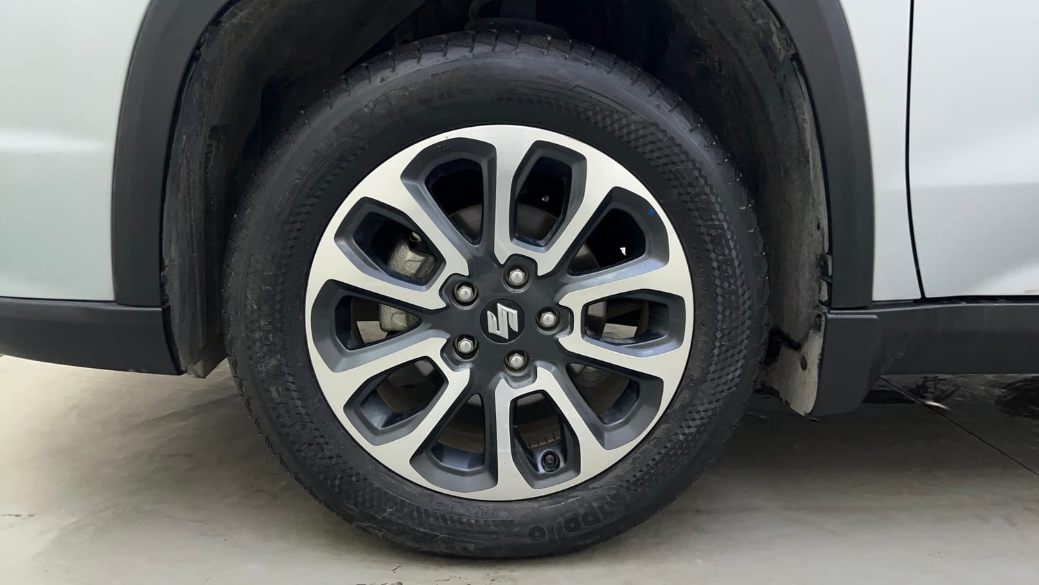 Used 2024 Maruti Suzuki Grand Vitara Zeta Smart Hybrid AT Petrol Automatic tyres LEFT FRONT TYRE RIM VIEW