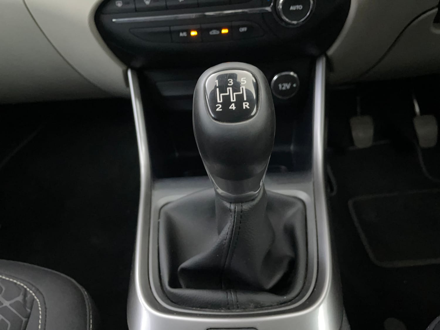 Used 2024 Tata Altroz XZ Petrol Petrol Manual interior GEAR  KNOB VIEW