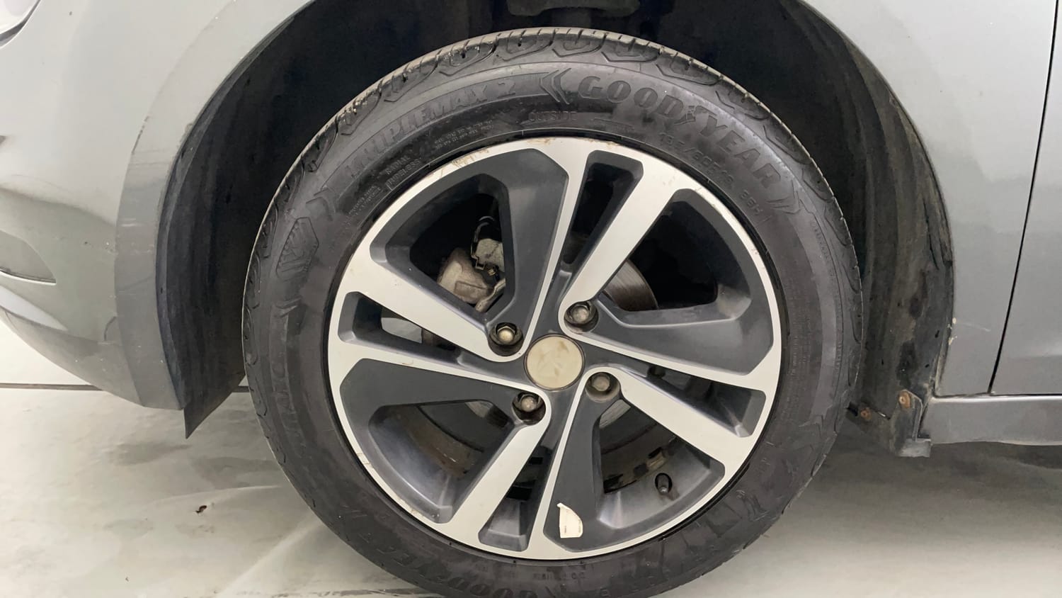 Used 2024 Tata Altroz XZ Petrol Petrol Manual tyres LEFT FRONT TYRE RIM VIEW