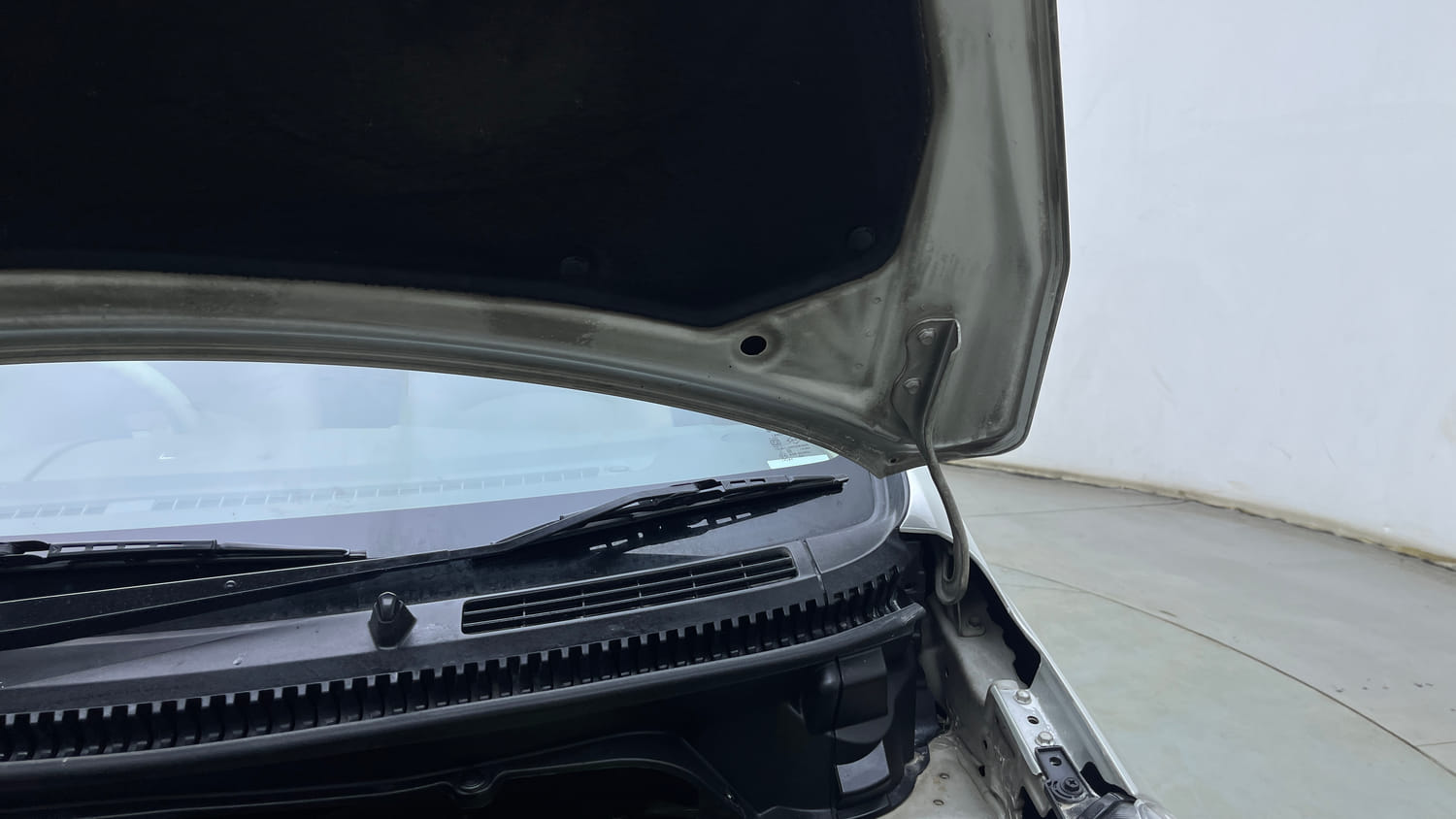 Used 2017 Maruti Suzuki Ertiga VXI Petrol Manual engine ENGINE LEFT SIDE HINGE & APRON VIEW
