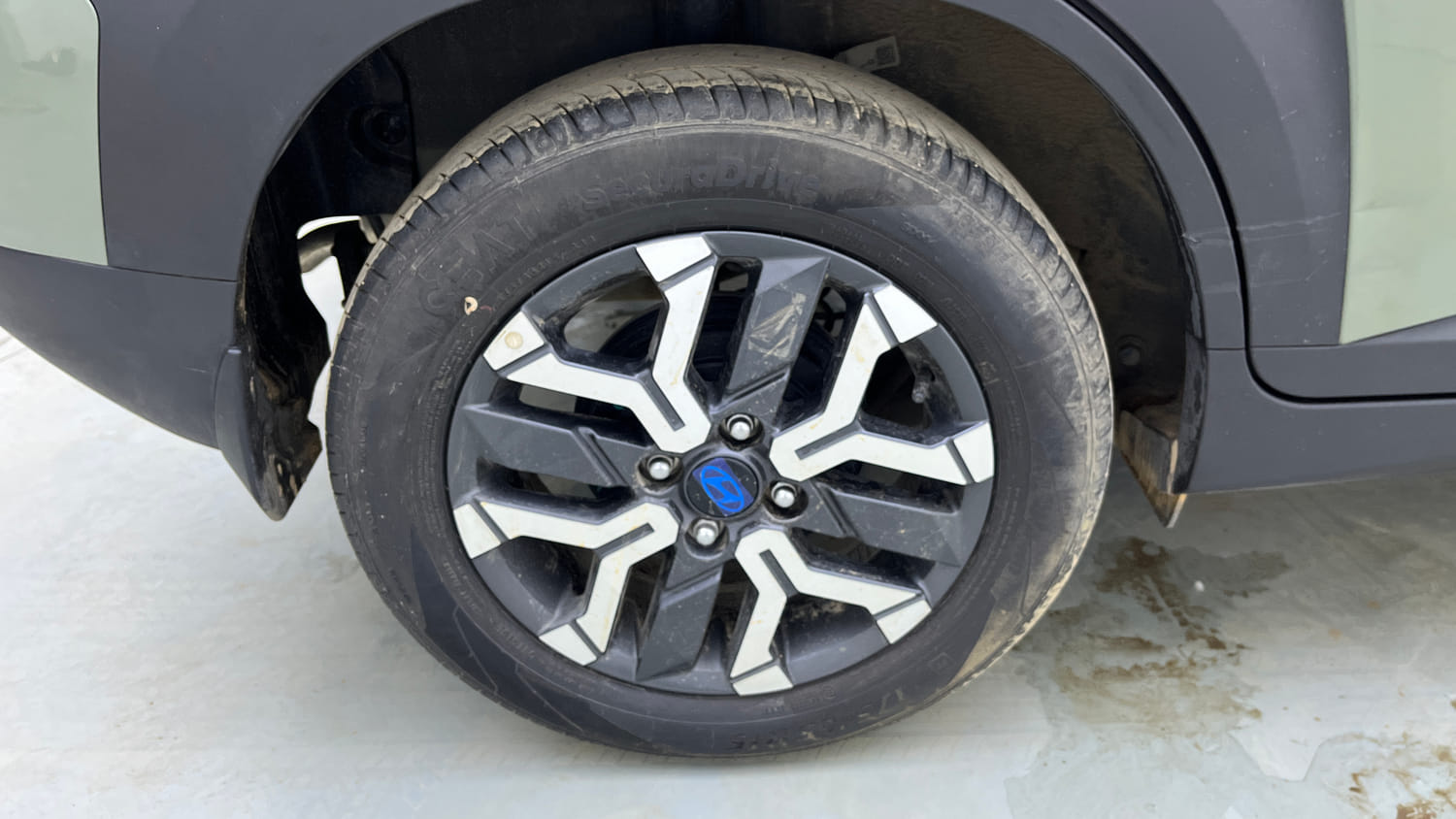 Used 2025 Hyundai Exter SX (O) Connect 1.2 AMT Dual Tone Petrol Automatic tyres RIGHT REAR TYRE RIM VIEW