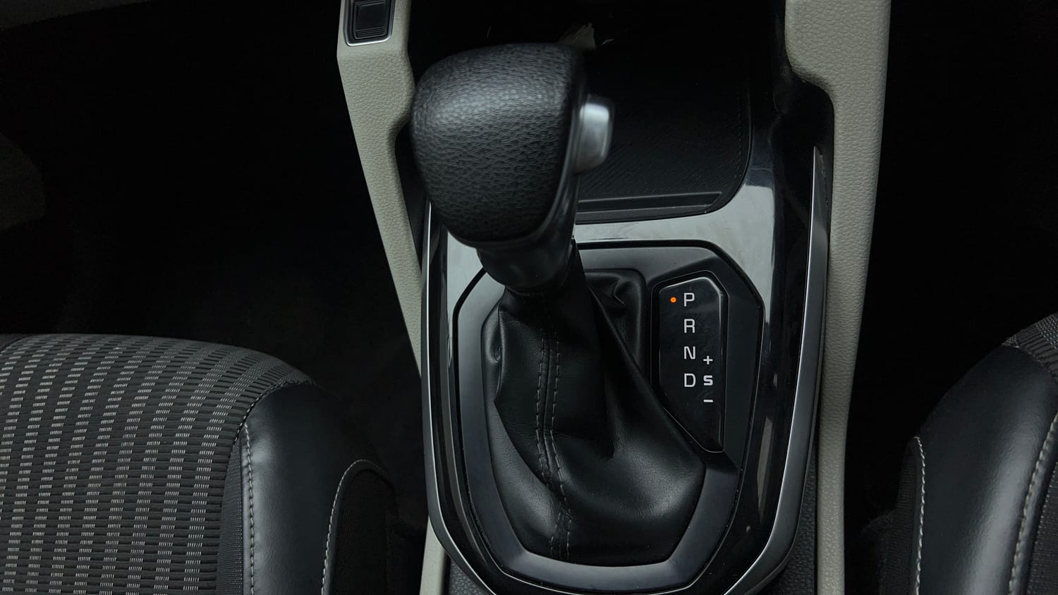 Used 2022 Kia Carens Prestige Plus 1.4 Petrol DCT 7 STR Petrol Automatic interior GEAR  KNOB VIEW