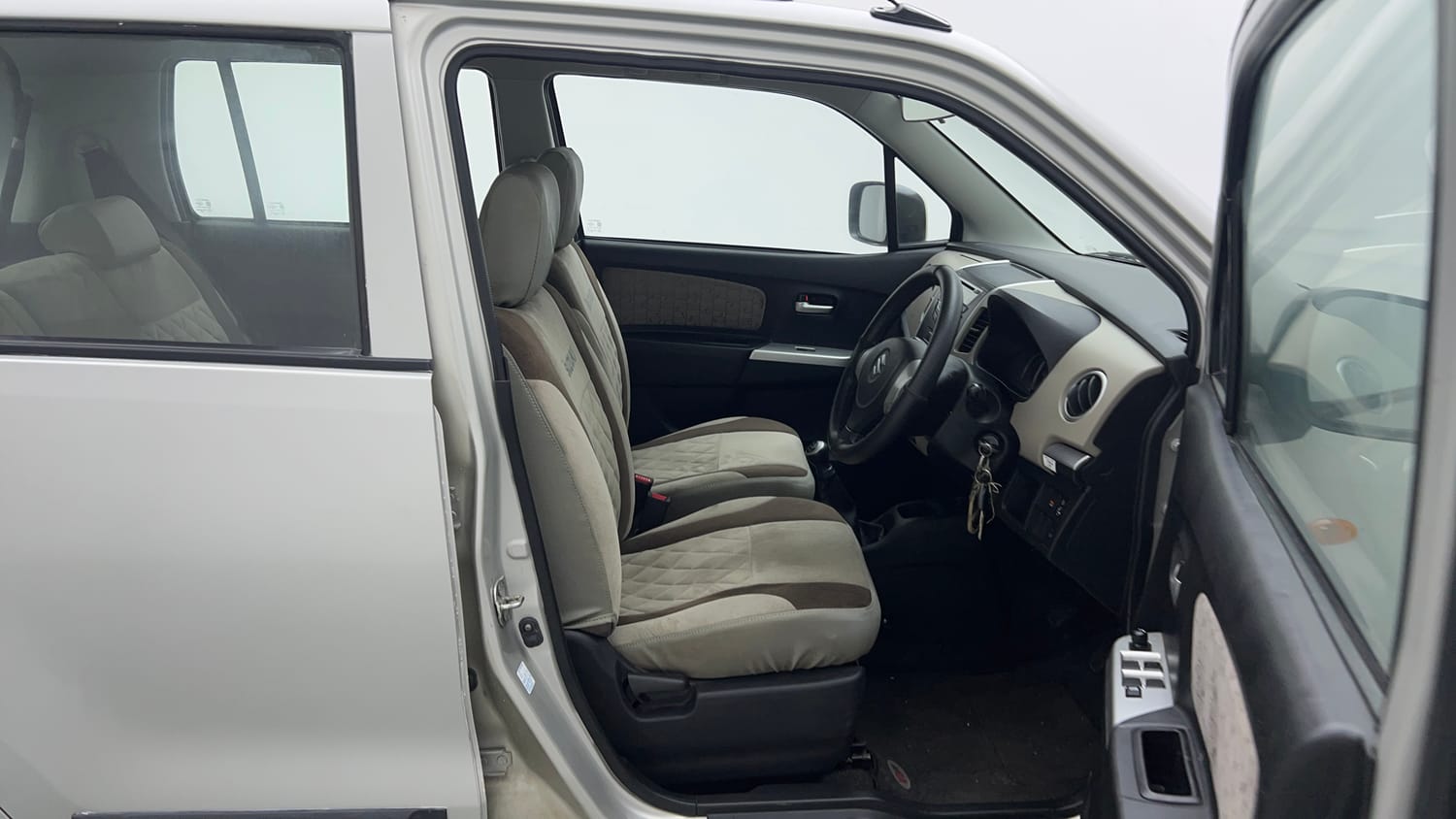 Used 2014 Maruti Suzuki Wagon R VXI Petrol Manual interior RIGHT SIDE FRONT DOOR CABIN VIEW