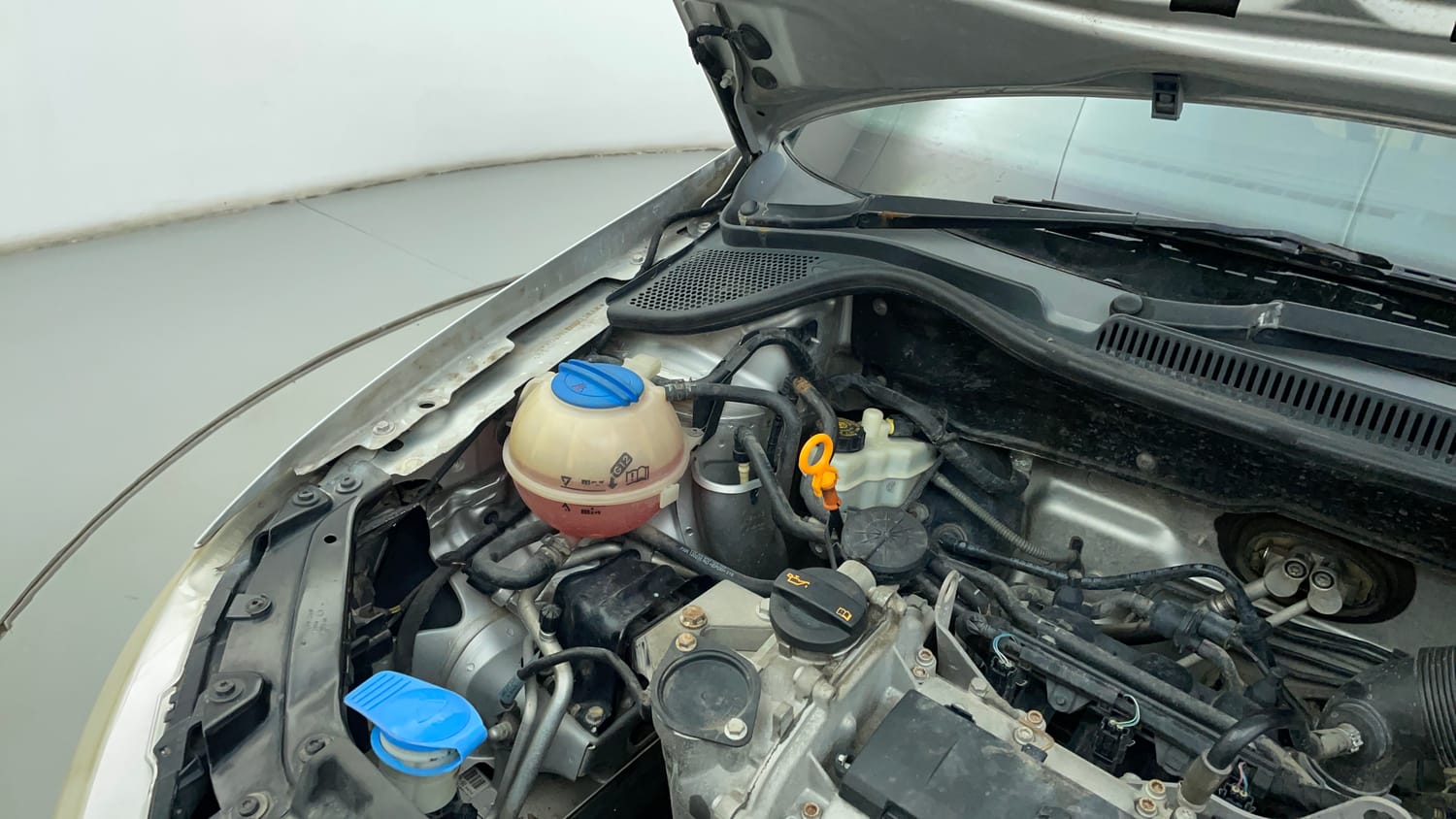 Used 2013 Volkswagen Polo Comfortline 1.2L (P) Petrol Manual engine ENGINE RIGHT SIDE HINGE & APRON VIEW