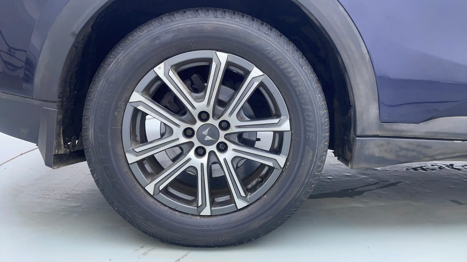 Used 2021 Mahindra XUV700 AX 7 Petrol AT Luxury Pack 7 STR Petrol Automatic tyres RIGHT REAR TYRE RIM VIEW