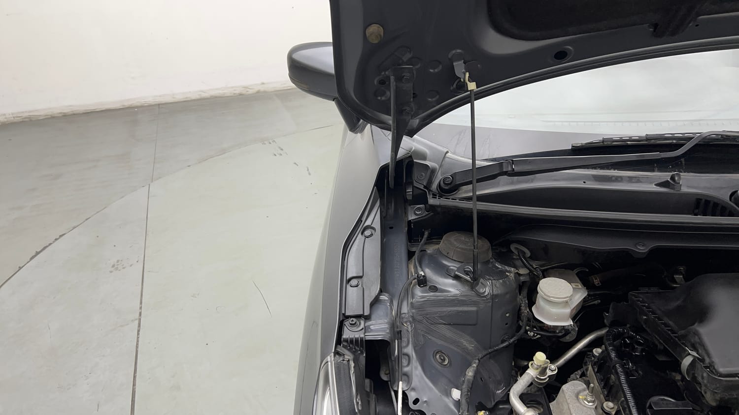 Used 2023 Maruti Suzuki Baleno Delta MT Petrol Manual engine ENGINE RIGHT SIDE HINGE & APRON VIEW