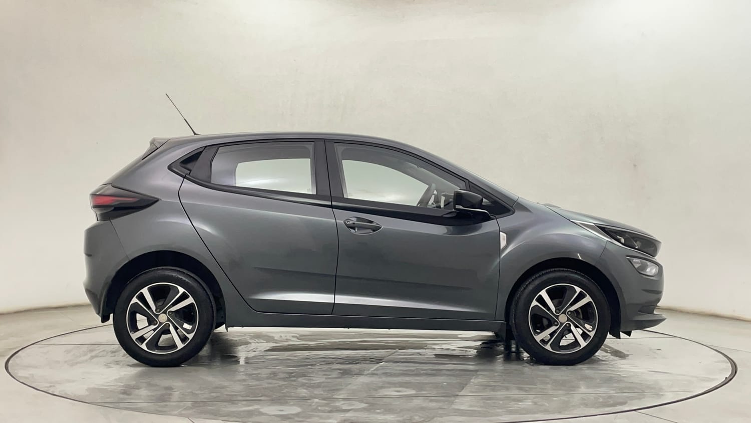 Used 2024 Tata Altroz XZ Petrol Petrol Manual exterior RIGHT SIDE VIEW