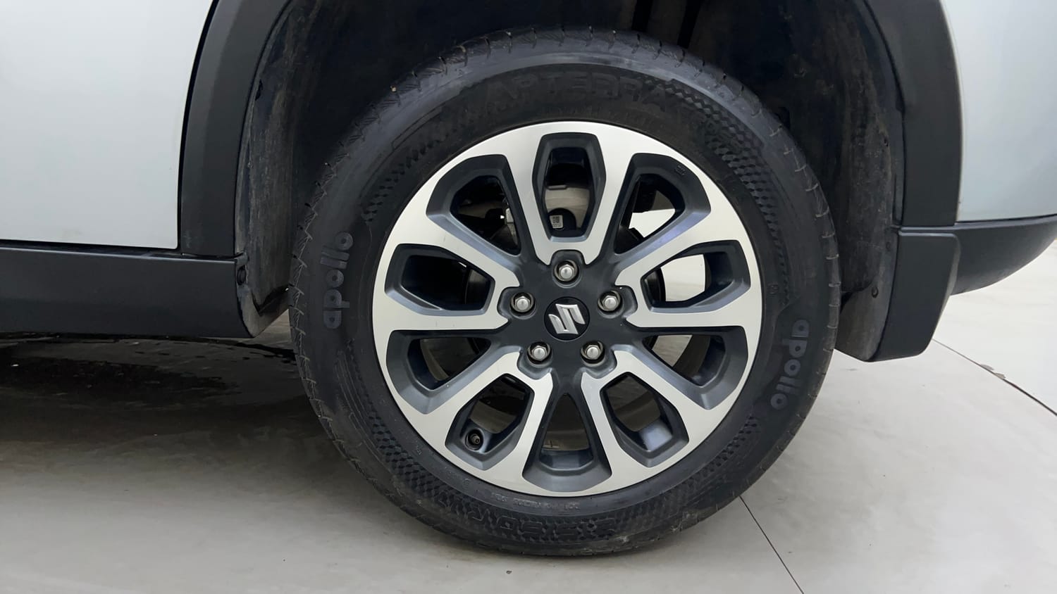 Used 2024 Maruti Suzuki Grand Vitara Zeta Smart Hybrid AT Petrol Automatic tyres LEFT REAR TYRE RIM VIEW