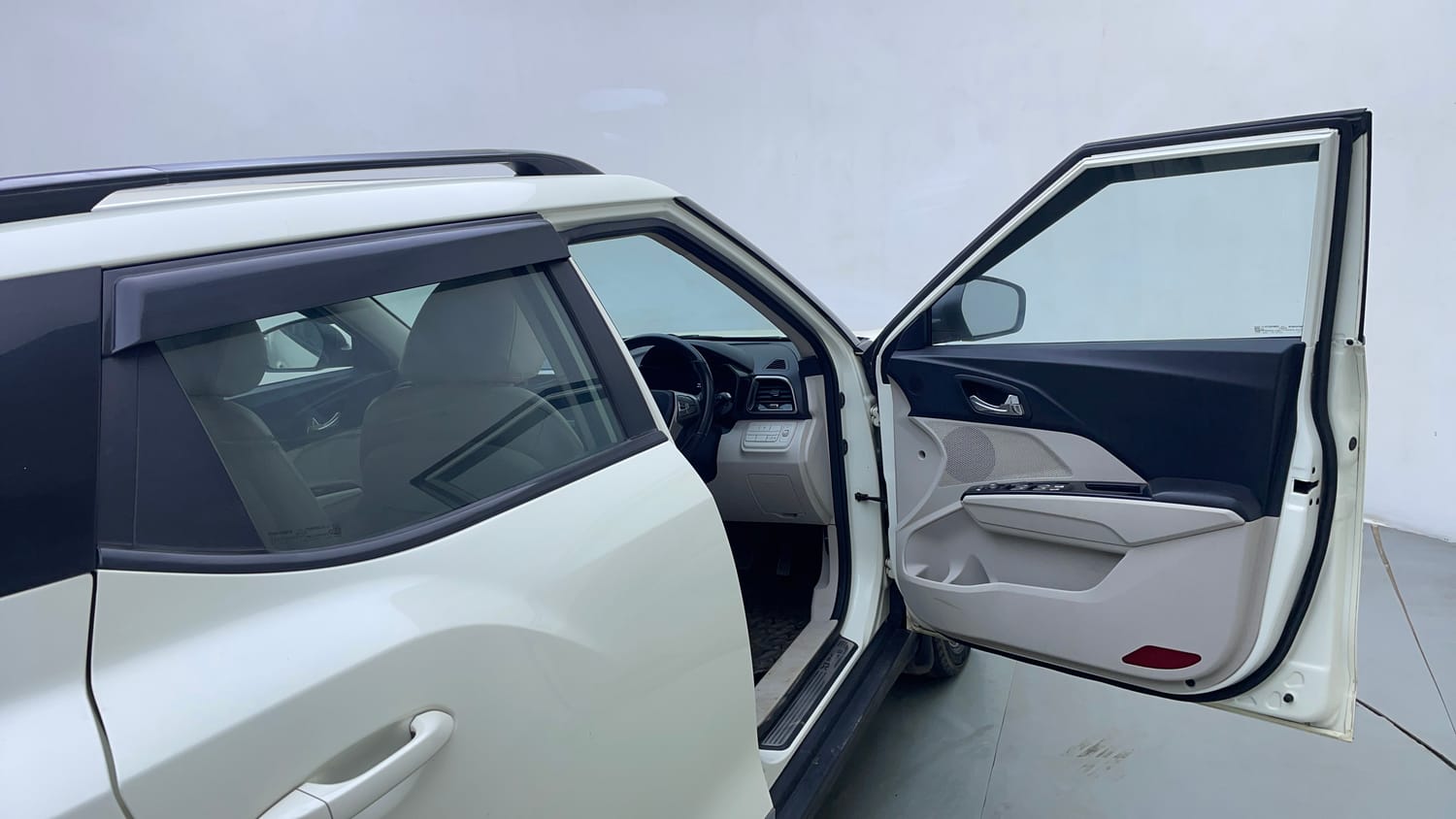 Used 2021 Mahindra XUV 300 W8 (O) 1.2 Petrol AMT Petrol Automatic interior RIGHT FRONT DOOR OPEN VIEW