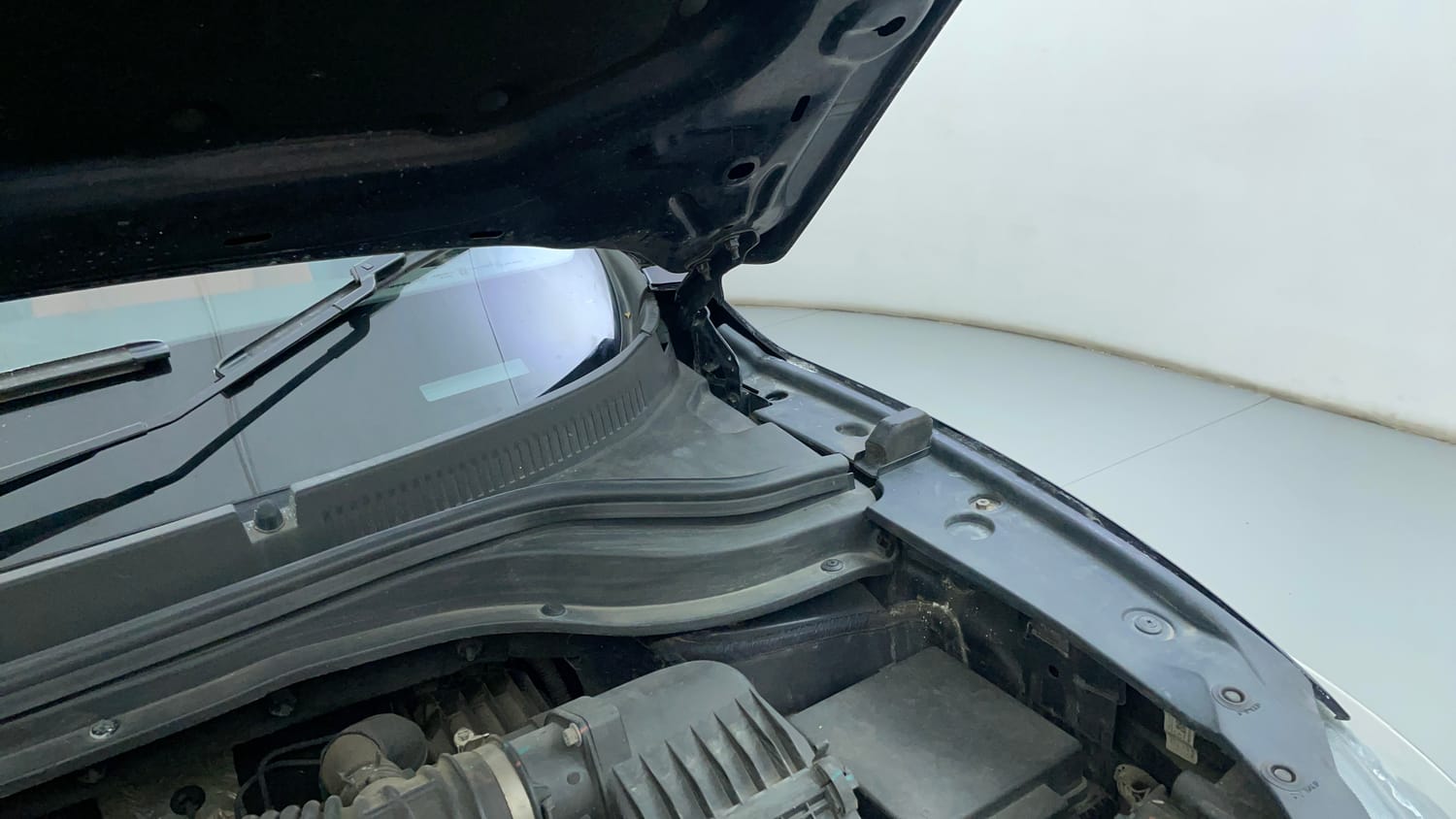 Used 2022 Mahindra XUV700 AX 5 Petrol AT 5 STR Petrol Automatic engine ENGINE LEFT SIDE HINGE & APRON VIEW